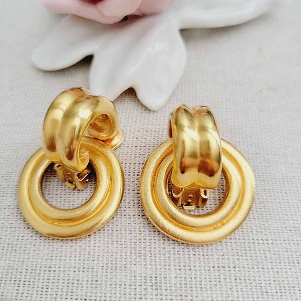VINTAGE Clara designer runway gold tone 2 in 1 clip on earrings